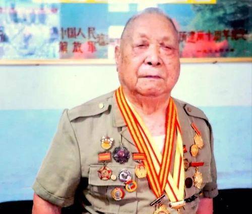 王银虎老英雄多年后谈起上甘岭仍然唏嘘不已二,坑道里的英雄志愿军是