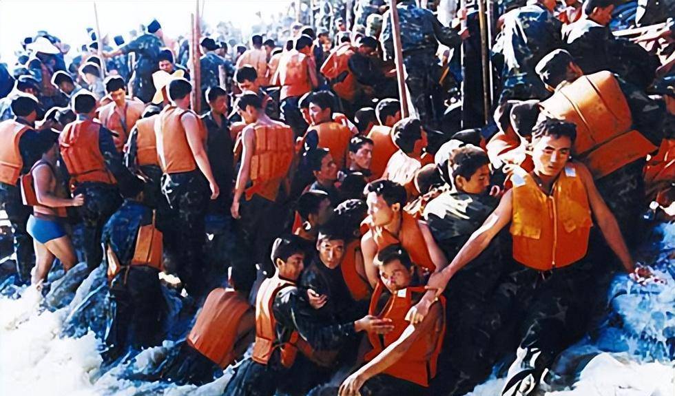 98年长江决堤数十万人未撤战士以身抗洪百姓哭喊求求别跳了