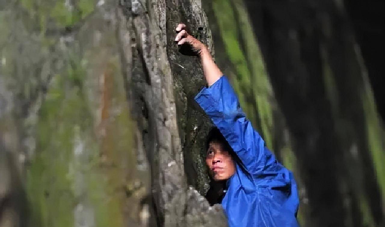 贵州背尸人:以背尸背棺材为生,徒手攀爬悬崖,峭壁