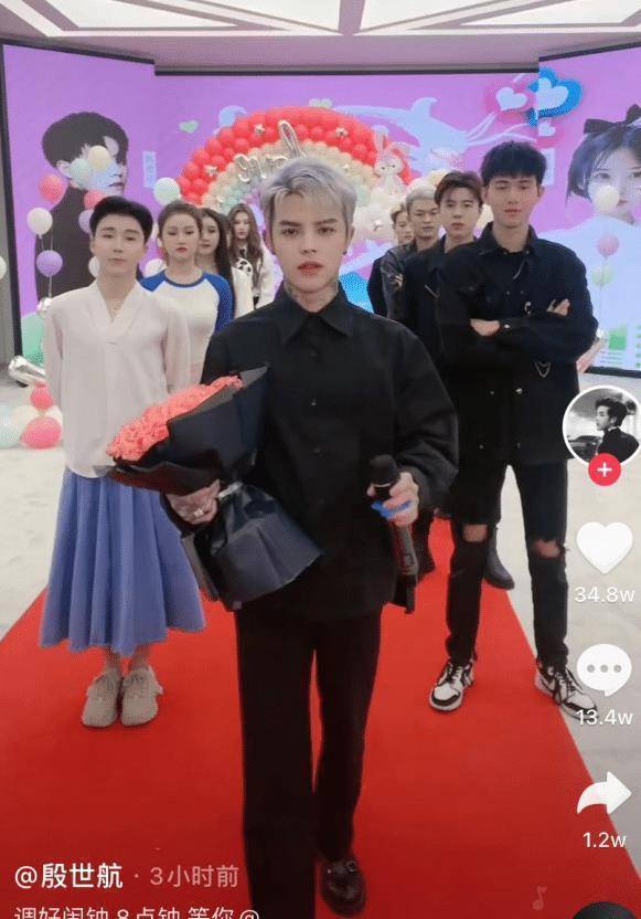 当我们笑殷世航身高时看到出镜收入时小丑竟然是我自己