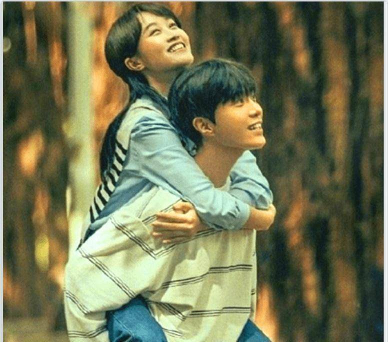 原创男朋友典当行发布新剧照范丞丞背着蓝盈莹看天