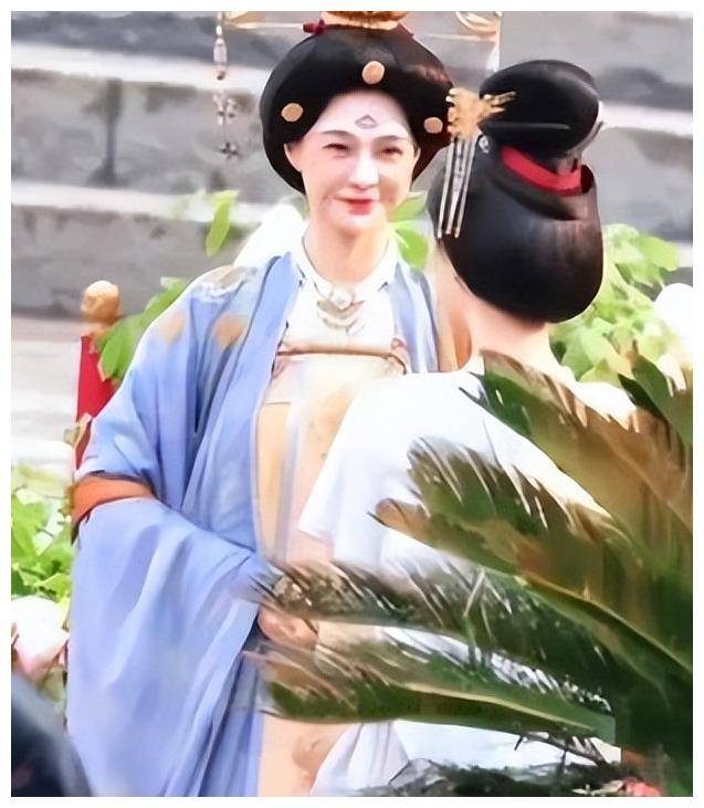 杜海涛沈梦辰湖北襄阳秀恩爱街头夫妻吃面引发热议