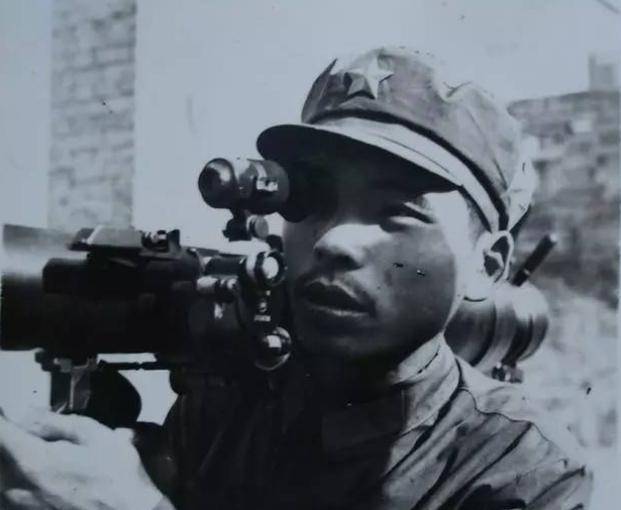 痛失爱子,父母痛彻心扉这场战役结束后,部队通知了当地的武装部,希望