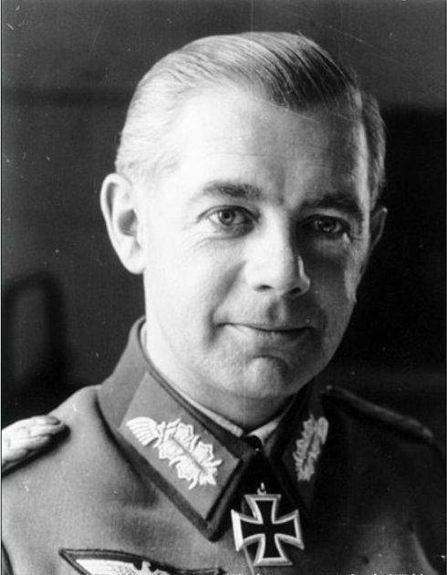 柏林最后时刻高呼他来救驾,他却率领部下冲出包围向英美投降_沃尔特·