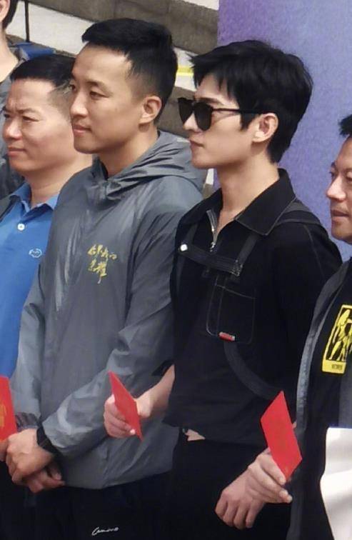 原创你是我的荣耀开机杨洋军姿帅气热巴时尚裙大秀美腿二人cp感十足