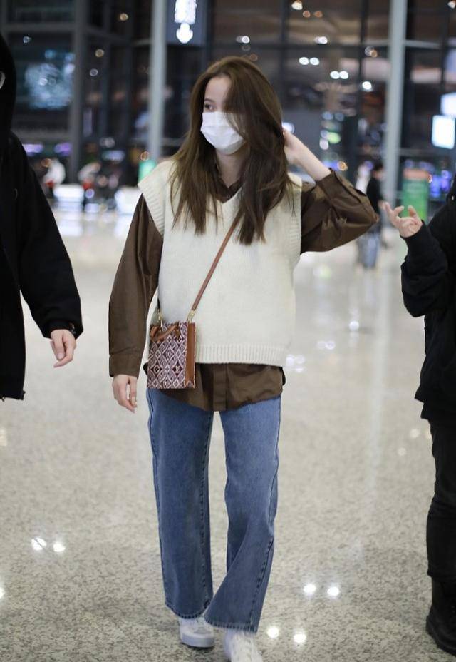 欧阳娜娜真是长大了身穿黑色西装气场还挺强看着真不像小孩了