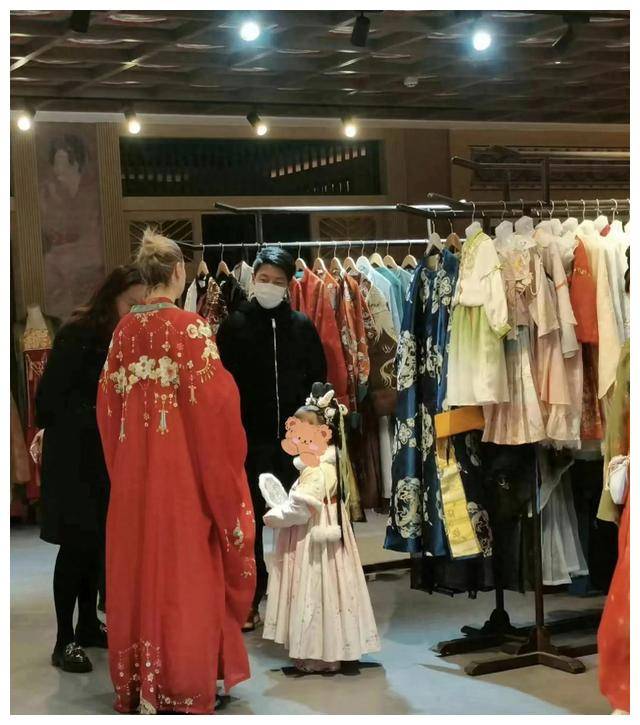 撒贝宁陪妻女换上汉服李白惊艳众人换装杨贵妃般妖娆