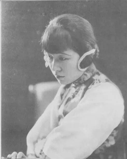 原创被迫嫁人谋生她从戏子到老板独自坚强背后一生无缘幸福婚姻