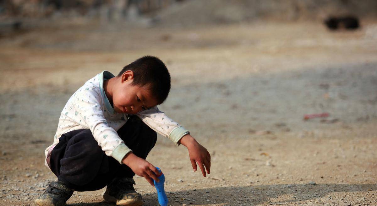 艾滋病双亡,6岁儿子被孤立,自己艰难生活,还学习武术_阿坤_村里_阿龙