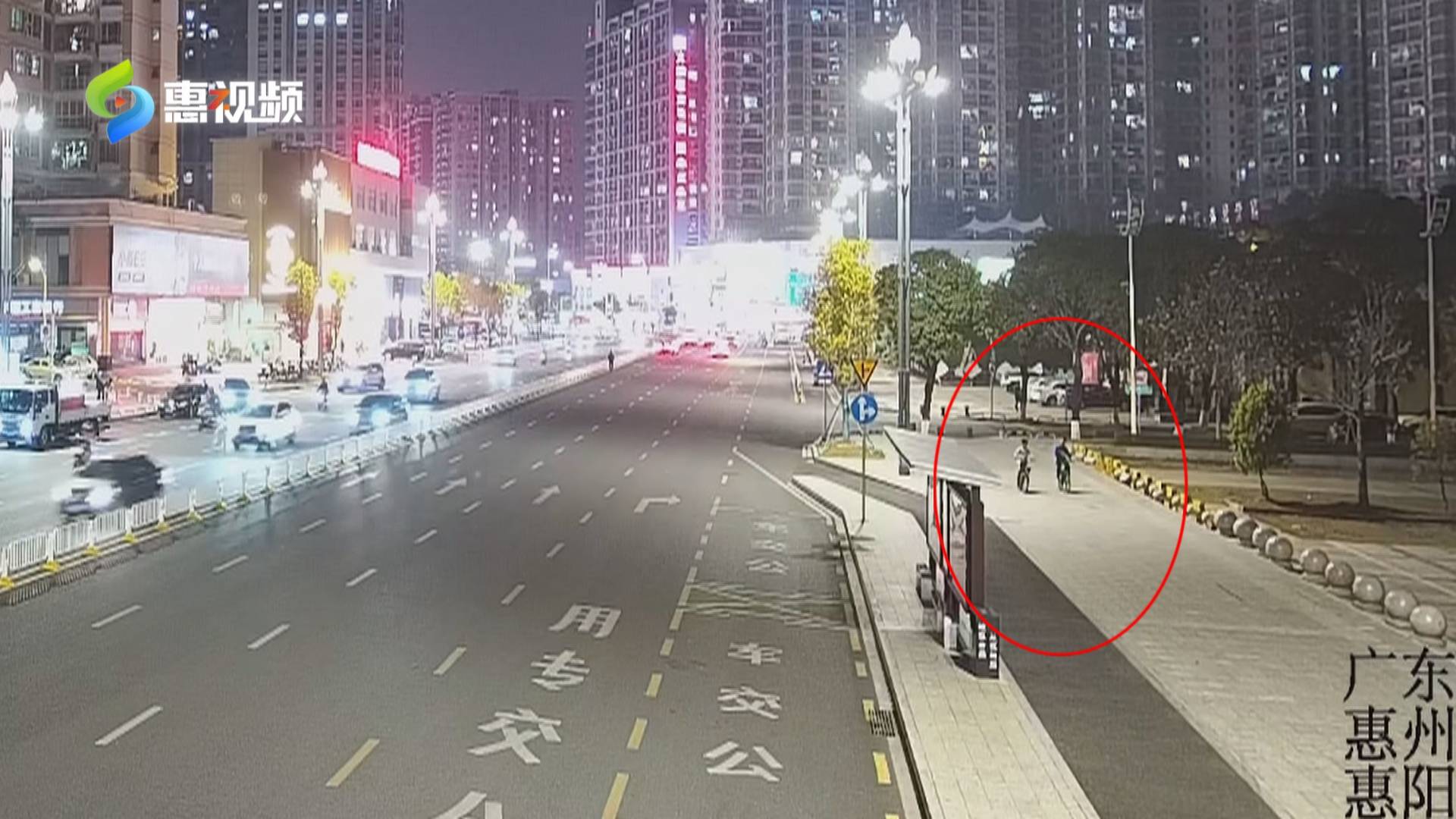 原来,当晚毛佳虹和胡棨舜两名小学生在回家路上,经过一处巷子时捡到了