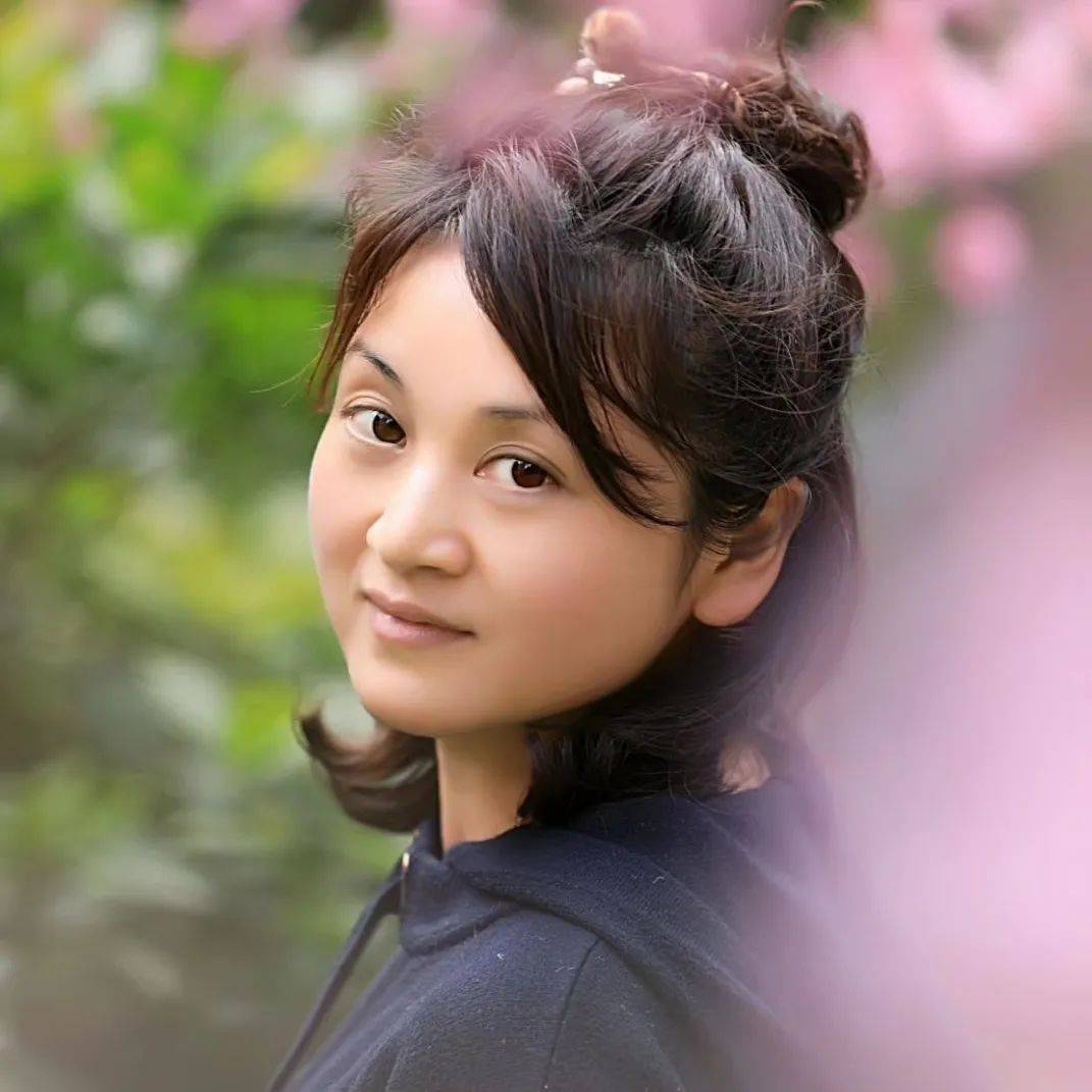 高级教师 四川语文名师百班千人导师曾燕燕这是一本色彩丰富,故事性很