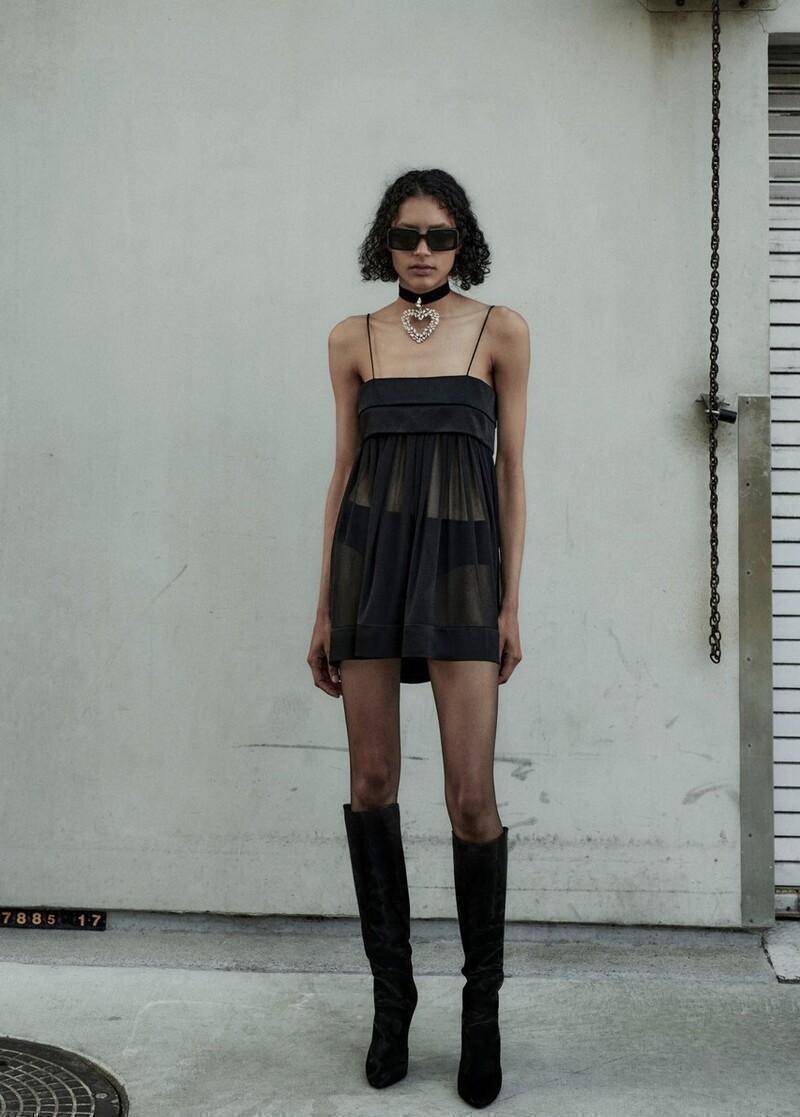 夏日穿搭想要更魅惑,直接选择"黑色薄纱",满满的氛围感_黑纱_服装