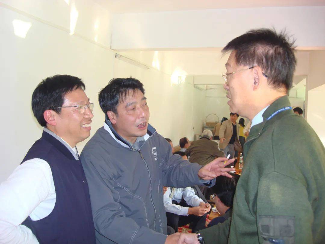 广州市的市长请深圳足球的教练吃饭,实在是巨大的面子!