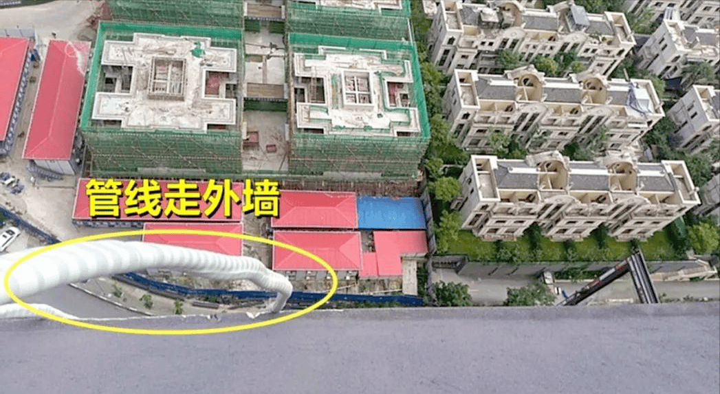 不知楼下咋想的空调外机全装楼顶上我家买的顶楼你凭啥用