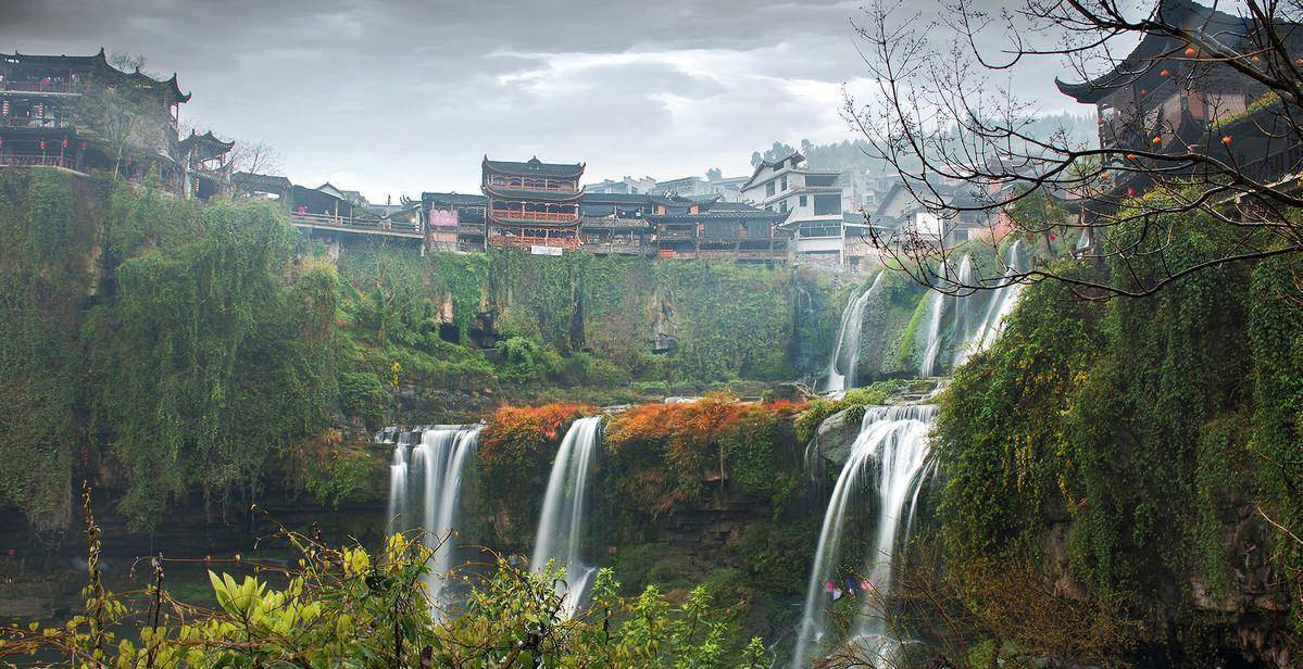 湖南这个千年古镇,被誉为"土家第一镇",因一部电影而走红_瀑布_芙蓉