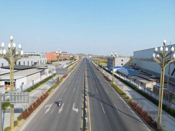 在德阳凯州新城工业园区,这里火红的生产,建设场景同样令人振奋.