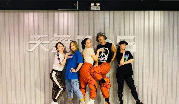 原创张伦硕陪伴钟丽缇练舞惋惜自己不能穿高跟鞋跳舞也不忘秀恩爱