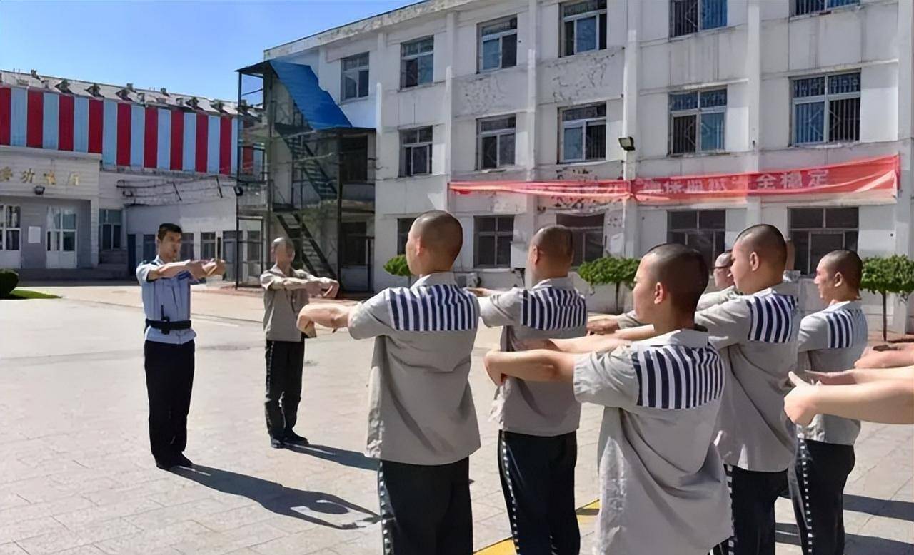 原创2001年福建老汉去看在武警当兵的儿子儿子却把老父亲送进了监狱