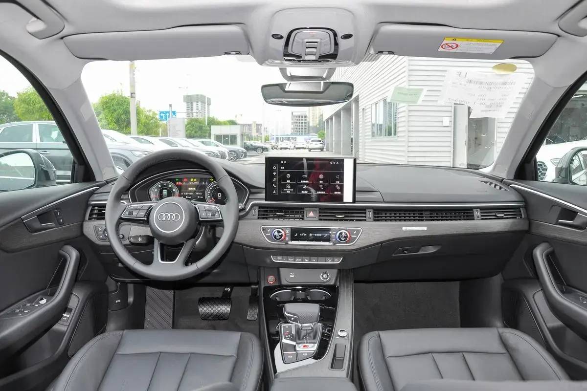 推荐选择天云灰色车身,搭配熏黑处理的蜂窝状中网和品牌logo,犹如"