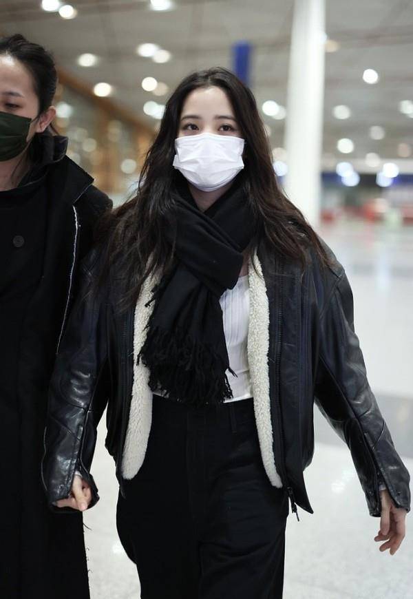 所以说欧阳娜娜不愧是甜酷女孩,皮夹克配阔腿裤现身机场,走路都带风