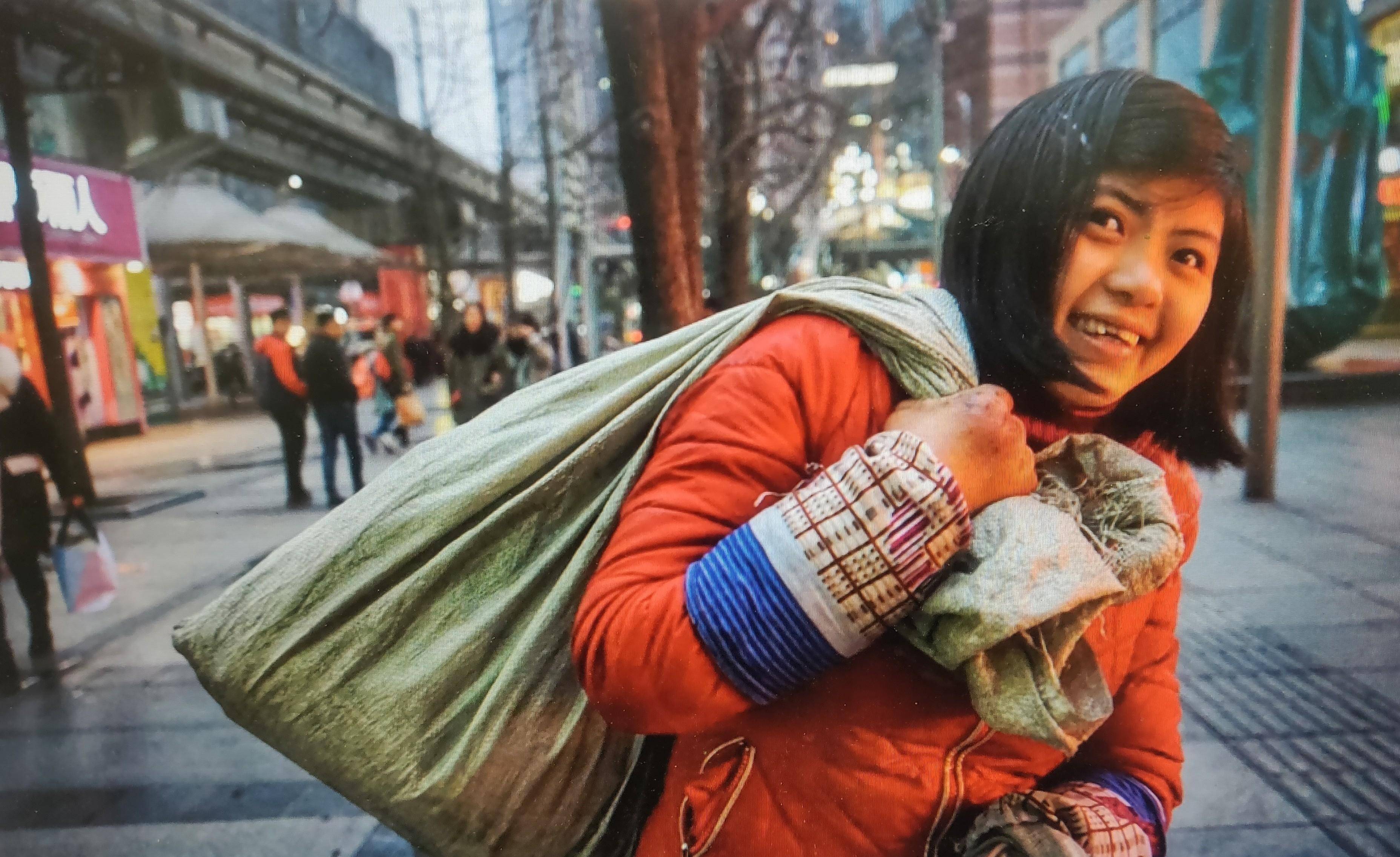 图:拾荒姑娘所谓的拾荒大军,通常被大家称作是捡破烂的