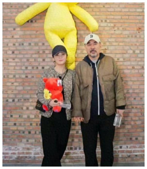 陈建斌蒋勤勤带5岁儿子参观展览童颜尽显