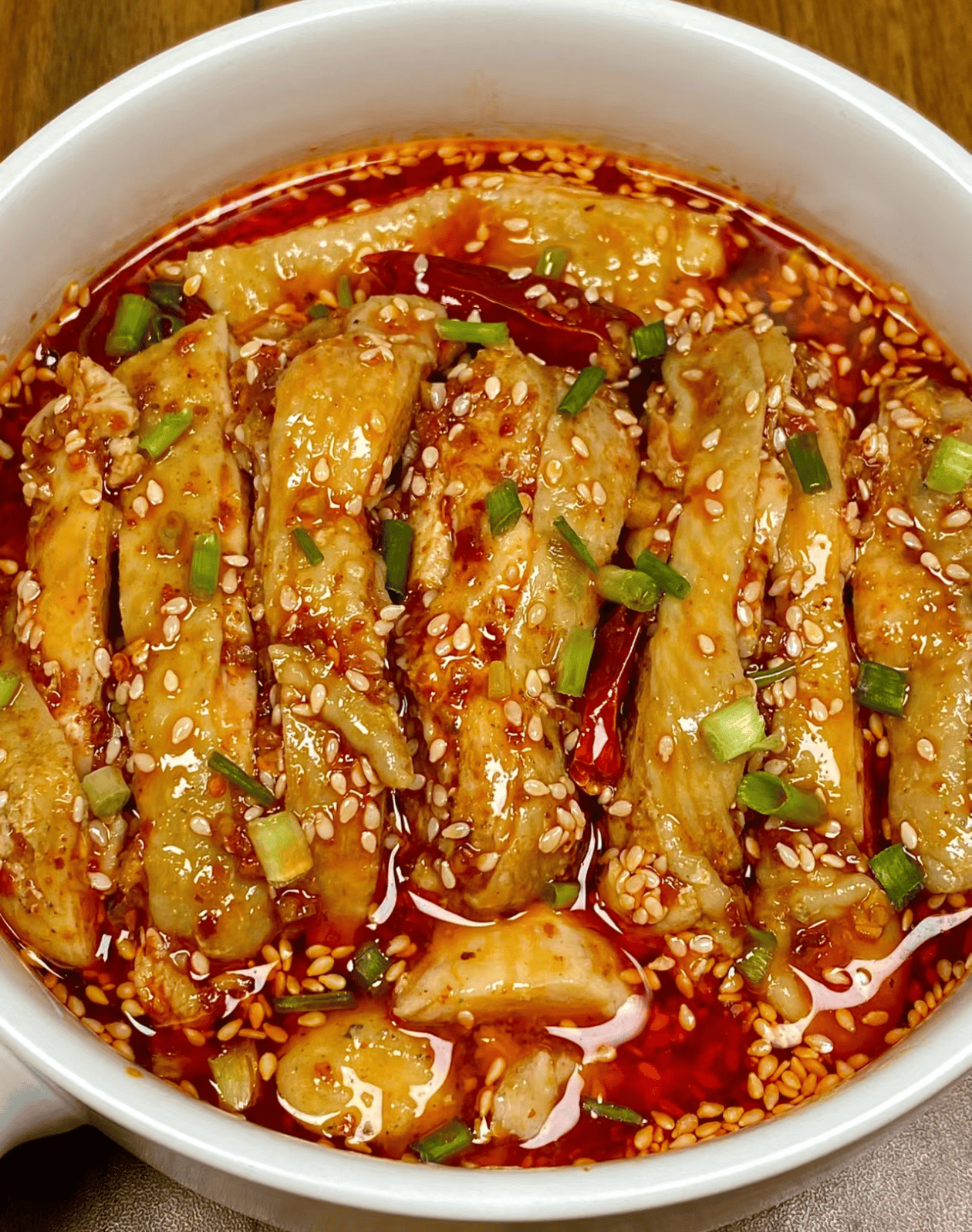 《红油口水鸡:川菜中的麻辣传奇》