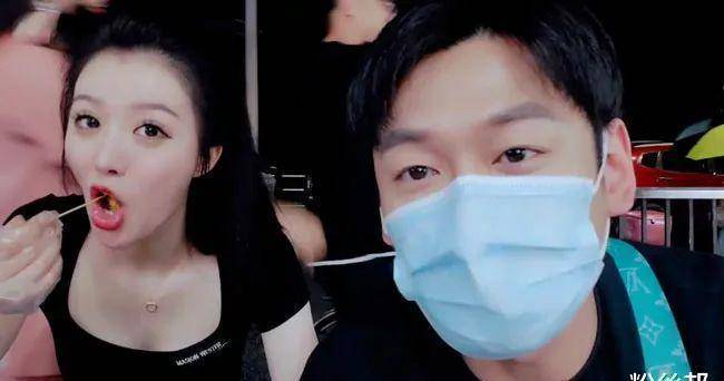 进价10块卖10块,虎牙洋气黄开兰博基尼摆地摊贴膜,不