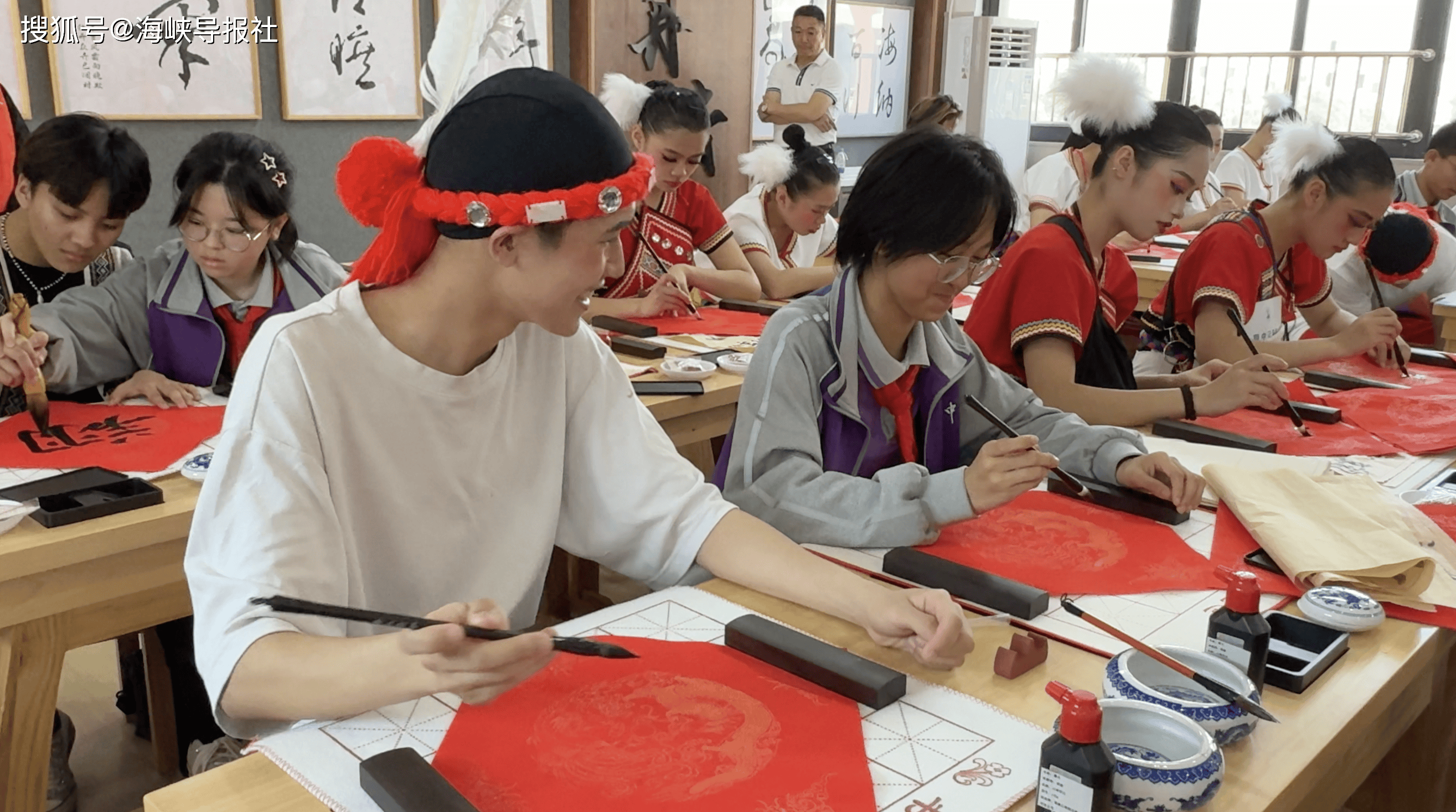 原创两岸青少年文化艺术交流在厦门翔安开展桃园学生体验书法倍感新奇