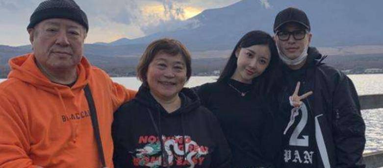 照片,看来也是过了家长这一关,而且他的老婆luna还有着"最美空姐"的