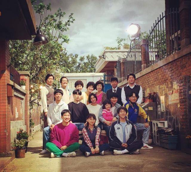 在剧中,成德善一家住在金正焕家的半地下室,因为德善爸爸的贷款人跑了