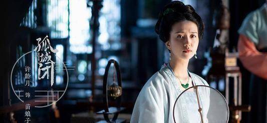 第一个细节是,未来驸马李玮刚出场的戏份,赵徽柔亲吻了下李玮的额头