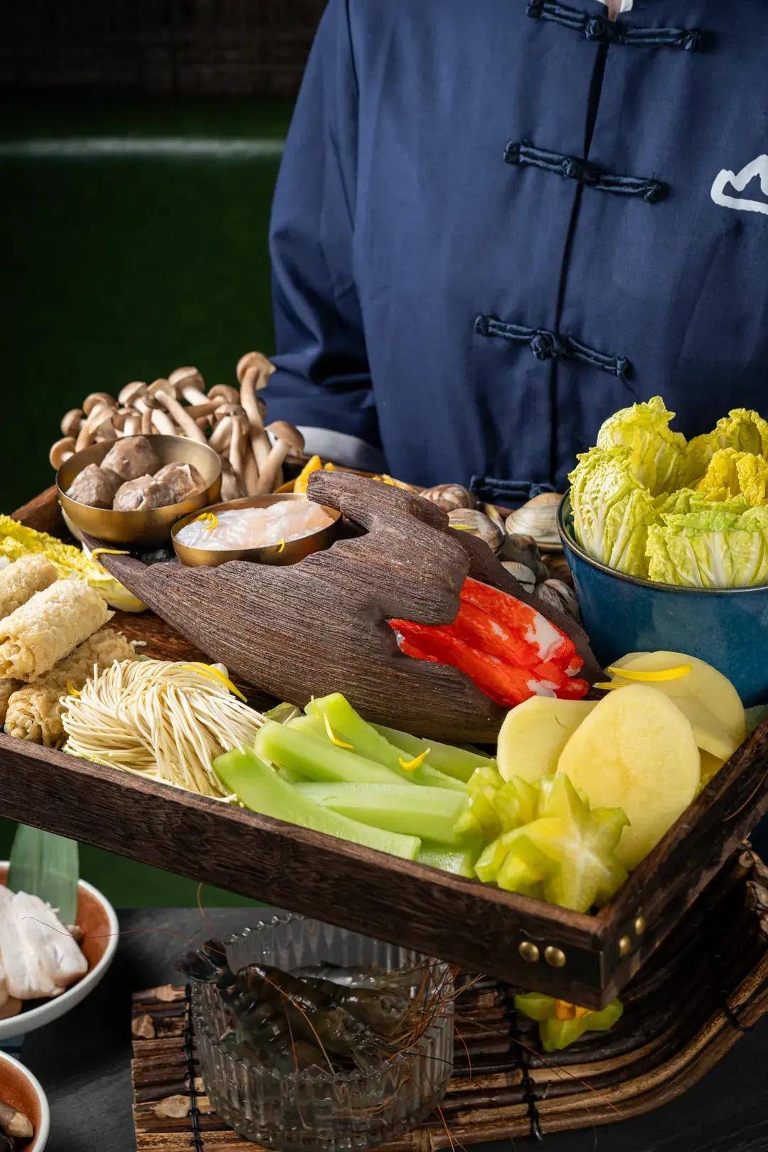 多人聚餐首选海陆拼盘,蛤蜊,巴沙鱼,蟹棒,虾饺,牛肉丸.