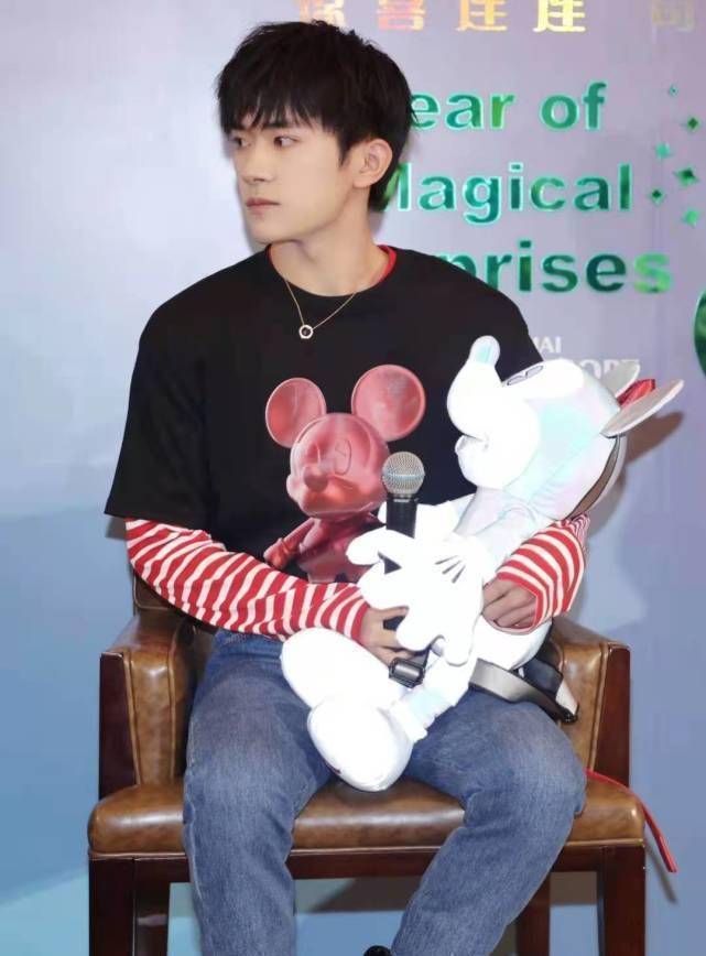 这个消息也并不是易烊千玺身边的人流传到网络上面的,而是剧组中的一