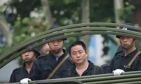 原创2005年河南黑老大宋留根走下法庭被押赴死刑刑场途中笑容满面