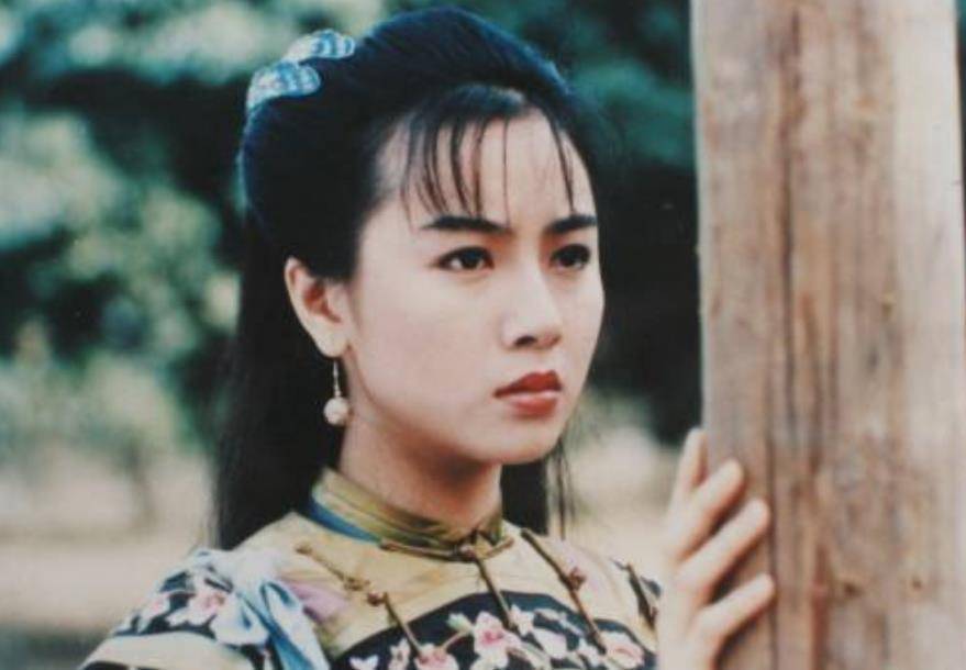 还记得"假小子"袁洁莹吗?时尚万种却爱情混乱,更是被爆男女通吃