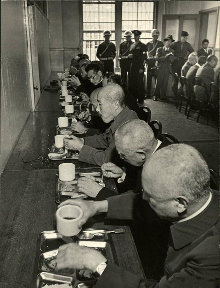 原创东京审判期间甲级战犯们死到临头依旧阴险狡诈东条英机还微笑