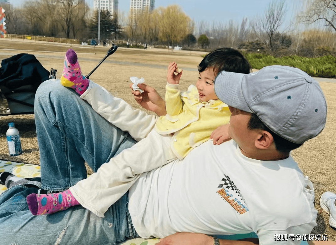 原创笑不活了朱珠老公晒女儿萌照打趣2岁珠宝撞脸歌手林子祥