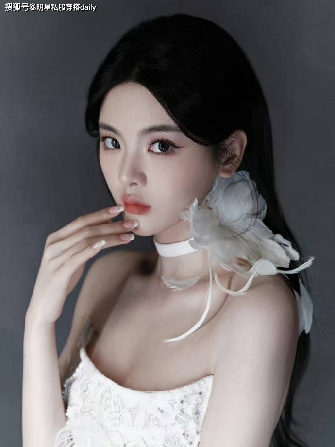 原创人间锦鲤杨超越美出高级感白色抹胸蕾丝珍珠长裙美丽优雅