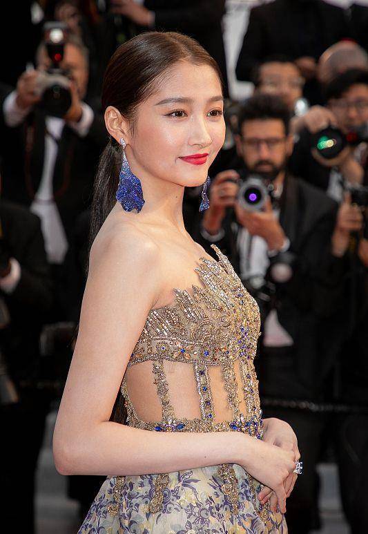 原创关晓彤的颜值没话说穿带洞的服装秀身材在外媒镜头下也没瑕疵