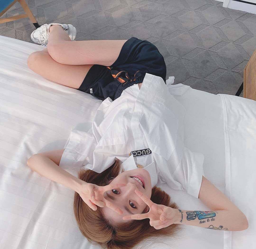 原创乃万短发换长发气质犹如知性女神双眼满是柔情