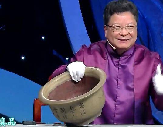 任淦庭的一生十分喜爱画画,他不仅自己画,也喜欢钻研别人的画,他将