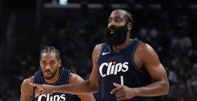 哈登得到12分和14次助攻,小卡20 6和乔治18 3._比赛_马克西_进攻