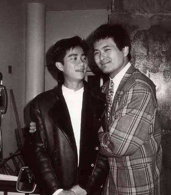 只是,这段友谊没能续写太多故事,几年后,陈百强离世,周润发亲自扶灵