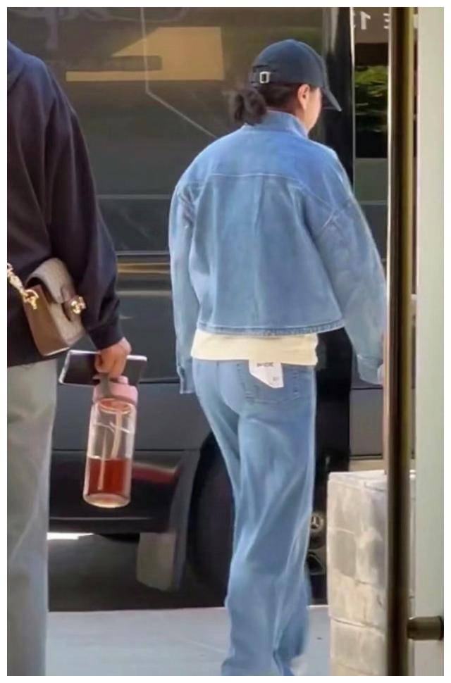 她穿衣品味高级不失趣味,内涵高八度.