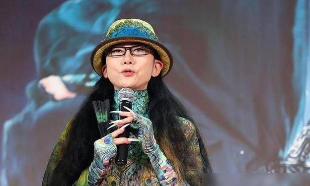 原创杨丽萍28年前旧照曝光裹一块白布跳舞不戴帽子惊艳众人