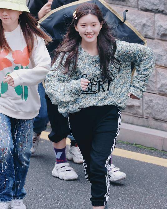 原创赵露思机场扎头发一只手都抓不满看清发量多少真不敢相信