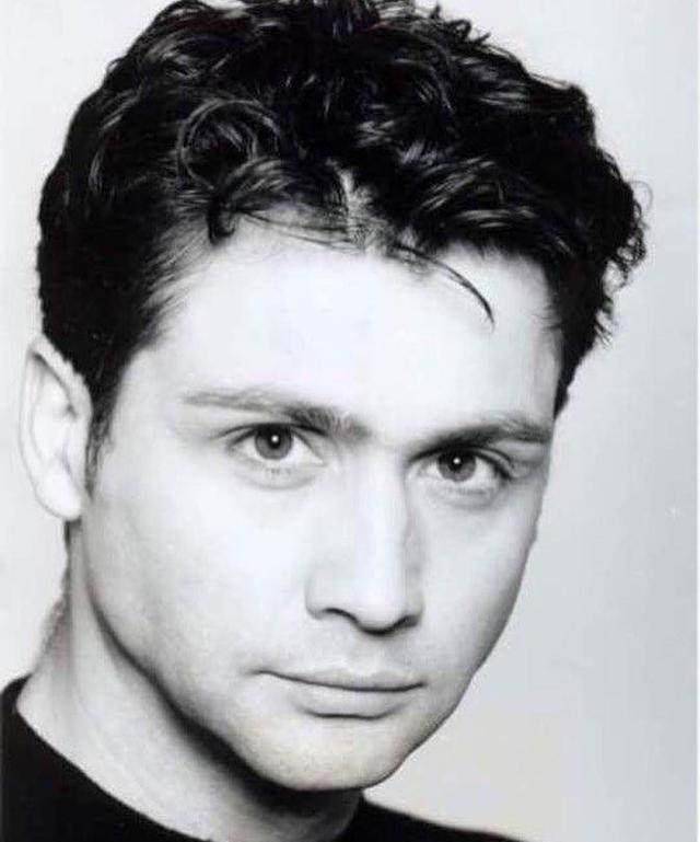 simonbarnes扮演的丁丁,全身紫色并提着一个红皮包的形象深入人心