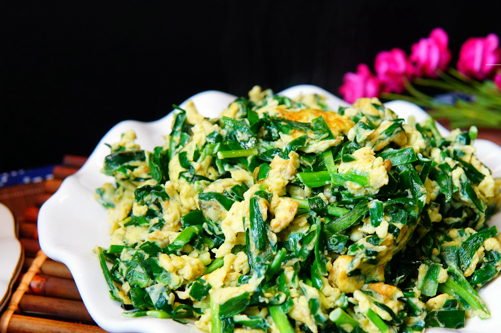 韭菜炒鸡蛋本身也是一道经典菜肴,滑嫩鲜香的鸡蛋,搭配味道浓郁的韭菜