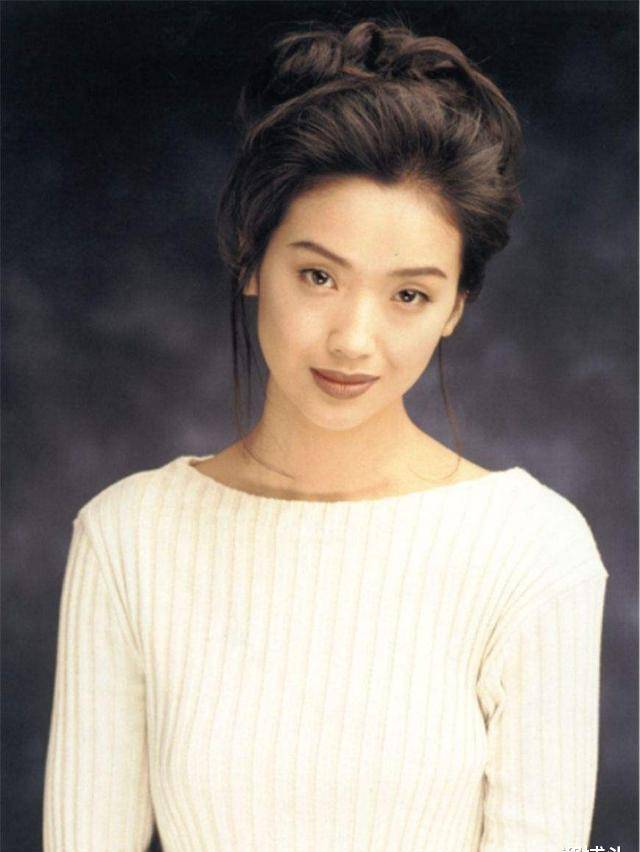 她是单眼皮女演员不算太漂亮却和张国荣四大天王都主演过电影